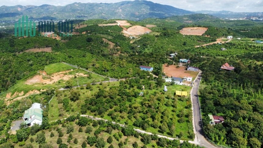 Lô đất Ở ngay Uỷ ban xã Tân Lạc - Bảo Lâm, gần  bưu điện xã tân lạc, sổ sẵn công chứng trong ngày.