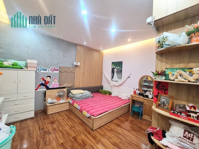 Bán nhà Hai Bà Trưng, gần phố, ở ngay, lô góc, 48m2, giá chào 5 tỉ 2