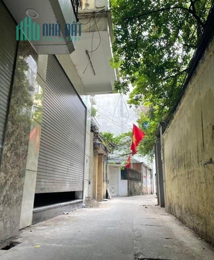 Bán nhà nhỏ ở một ngõ rất to, sát công viên trung tâm Đống Đa, ô tô đỗ cửa, hơn 3 tỷ