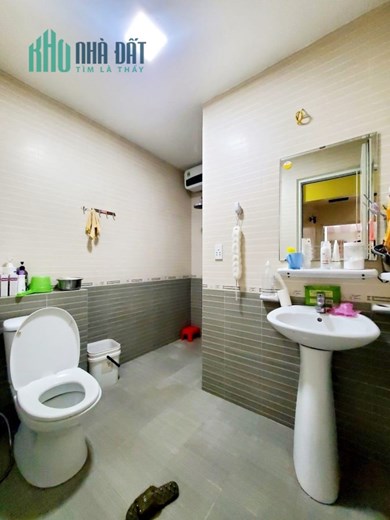 Bán nhà phố Dư Hàng - Lê Chân, diện tích 60m 3 tầng, GIÁ 2.5 tỉ độc lập, sân cổng riêng