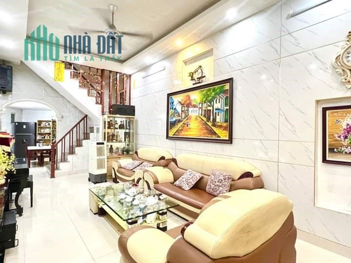 Bán Nhà Đê La Thành 50m2 x 3 tầng , Trung Tâm , Gần Phố , mà giá có hơn 100tr/m2 cho các nhà đầu tư