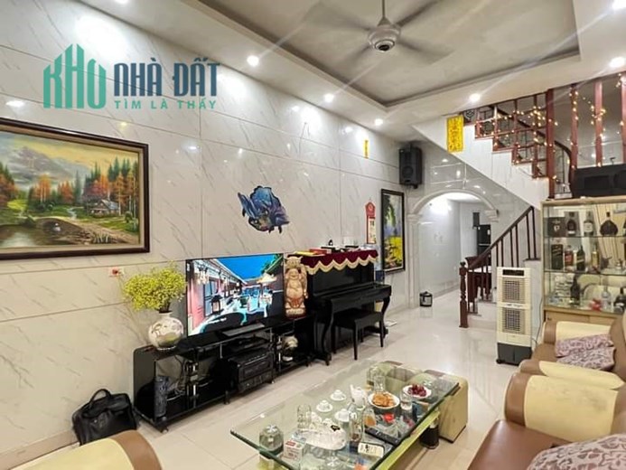 Bán Nhà Đê La Thành 50m2 x 3 tầng , Trung Tâm , Gần Phố , mà giá có hơn 100tr/m2 cho các nhà đầu tư