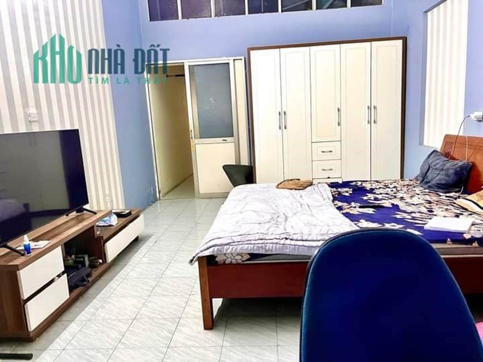 Bán Nhà Đê La Thành 50m2 x 3 tầng , Trung Tâm , Gần Phố , mà giá có hơn 100tr/m2 cho các nhà đầu tư
