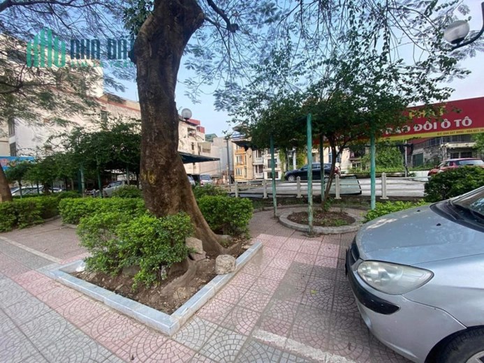 MẶT PHỐ NGUYỄN SƠN KINH DOANH SẦM UẤT NỔI TIẾNG LÀ PHỐ HÀNG XÁCH TAY - Ô TÔ ĐỖ CỬA.