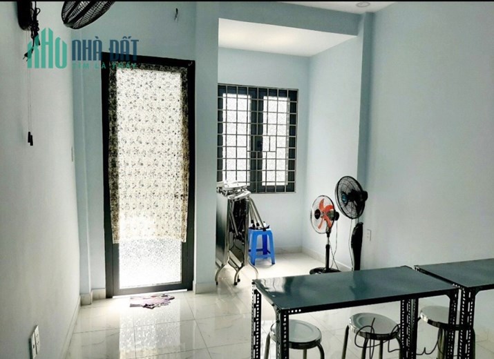 GIẢM SÂU CÒN 4,3 TỶ gấp bán nhà MT đường số 7 Nguyễn Duy Trinh Q.2,SHR,1 trệt 3 lầu, 50m2, 4PN, sân