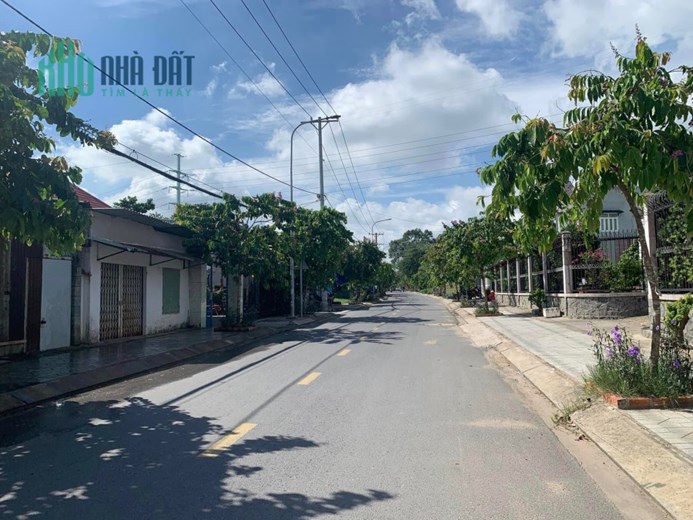 Cần bán nhà mặt tiền đường Tân Hiệp 10 , dt 143m2 , thành phố Hócmôn , giá chỉ 4 tỷ 199 