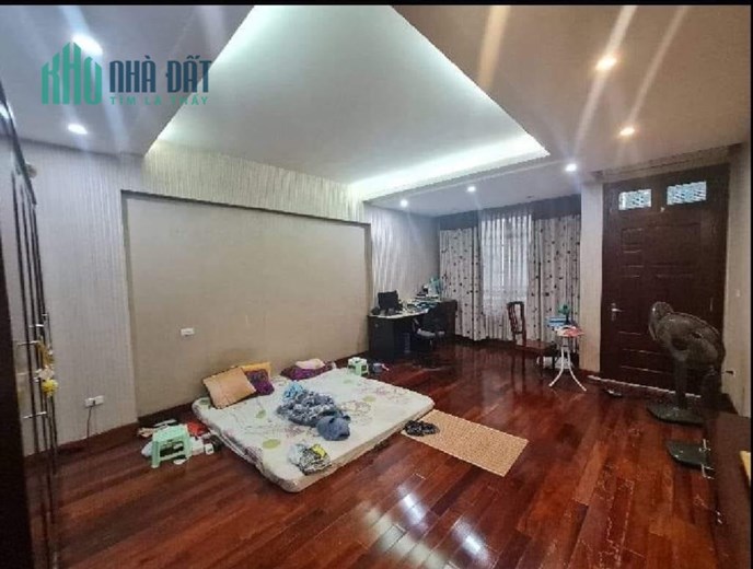 Giáp Bát, Hoàng Mai, nhà mới ở ngay, sát phố, lô góc, 48m2, 5T giá chỉ 5 tỉ