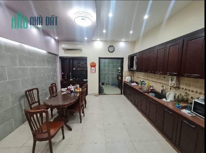 Giáp Bát, Hoàng Mai, nhà mới ở ngay, sát phố, lô góc, 48m2, 5T giá chỉ 5 tỉ