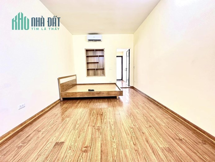 Chỉ 2.15 tỷ có ngay Tập Thể Đại Học Luật Nguyên Hồng - Đống Đa 60m2, bước chân xuống là phố