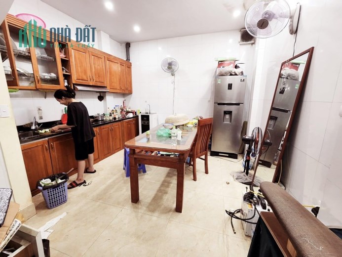 BÁN ĐẤT TẶNG NHÀ 3 TẦNG HOÀNG QUỐC VIỆT Ô TÔ ĐỖ CỬA - MỘT NHÀ RA PHỐ - MT 4,3M