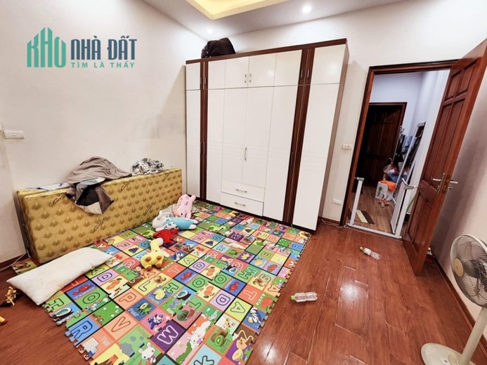 BÁN ĐẤT TẶNG NHÀ 3 TẦNG HOÀNG QUỐC VIỆT Ô TÔ ĐỖ CỬA - MỘT NHÀ RA PHỐ - MT 4,3M