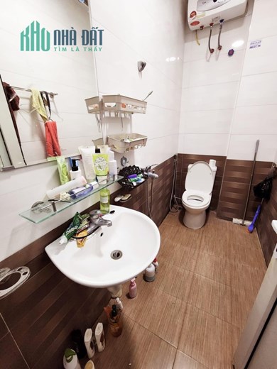 BÁN ĐẤT TẶNG NHÀ 3 TẦNG HOÀNG QUỐC VIỆT Ô TÔ ĐỖ CỬA - MỘT NHÀ RA PHỐ - MT 4,3M