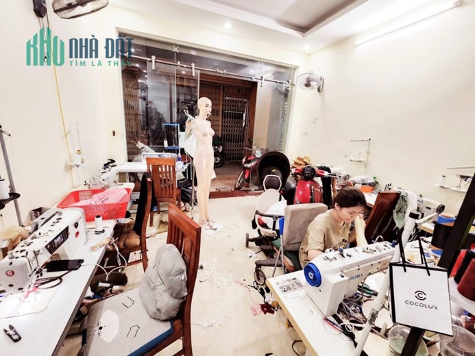 BÁN ĐẤT TẶNG NHÀ 3 TẦNG HOÀNG QUỐC VIỆT Ô TÔ ĐỖ CỬA - MỘT NHÀ RA PHỐ - MT 4,3M