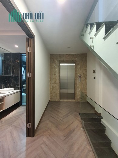 Bán nhà 49m2 phố Nghi Tàm, Tây Hồ Gara 2 Ô tô 7 chỗ 8 phòng ngủ Thang máy 8.2 Tỷ