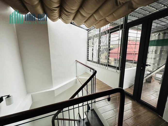 Nhà đẹp sát Hồ Tây, 41m2, 5 tầng, thoáng mát, giao thông thuận tiện, 5.85 tỷ