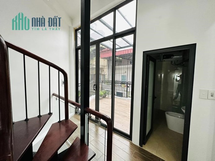 Nhà đẹp sát Hồ Tây, 41m2, 5 tầng, thoáng mát, giao thông thuận tiện, 5.85 tỷ