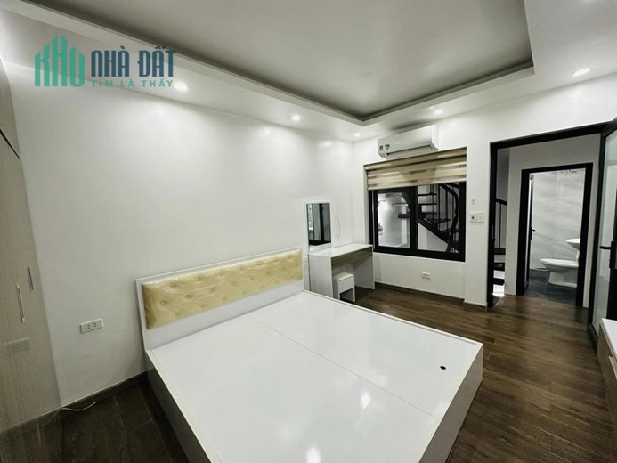 Nhà đẹp sát Hồ Tây, 41m2, 5 tầng, thoáng mát, giao thông thuận tiện, 5.85 tỷ