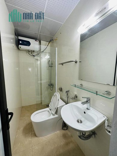 Nhà đẹp sát Hồ Tây, 41m2, 5 tầng, thoáng mát, giao thông thuận tiện, 5.85 tỷ