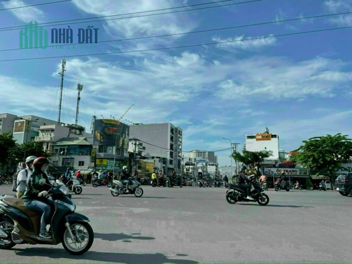 Bán lô đất Ba mặt tiền đường Nguyễn Xí, phường 13, Quận Bình Thạnh 300tỷ