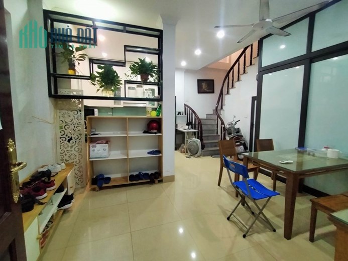 NHÀ ĐẸP TẶNG FULL NỘI THẤT VỊ TRÍ TRUNG TÂM NGÕ NÔNG GẦN Ô TÔ AN SINH TỐT