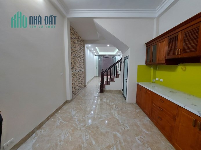 Bán nhà Minh Khai, trước nhà 3m, có tới 5pn, DT42m2, giá 4 tỷ.