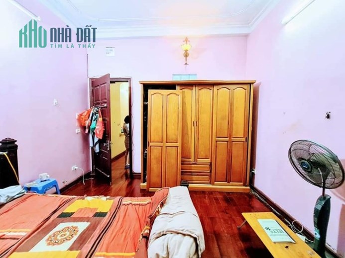 Nhà Hoàng Mai, ngõ rộng, 3 bước ra ô tô, gần 60m2, giá chỉ 4 tỷ.