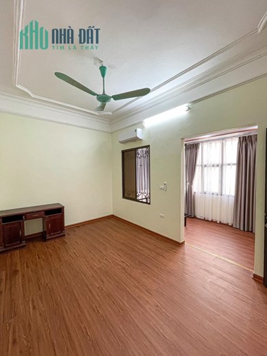 Bán nhà Hoàng Mai, ngõ Phân Lô, nhà rộng như Biệt Thự, DT lên tới 50m2, giá chỉ 4 tỷ.