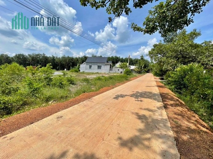 BÁN LỖ 3 lô đất thổ cư 676m2 ngay trung tâm thị xã, sát QUỐC LỘ 13. Giá 140TR
