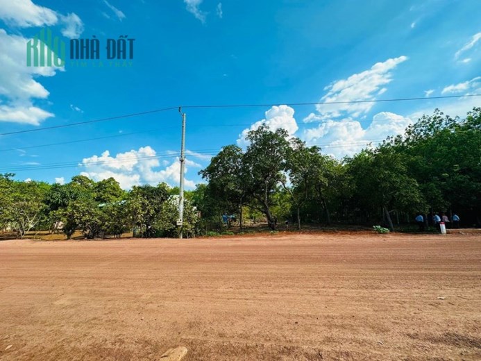 BÁN LỖ 3 lô đất thổ cư 676m2 ngay trung tâm thị xã, sát QUỐC LỘ 13. Giá 140TR