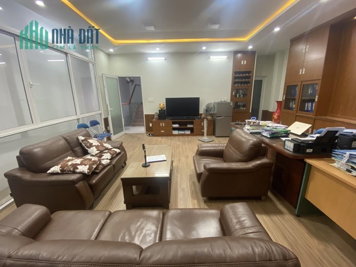 Bán gấp nhà 4 tầng MT Đinh Tiên Hoàng, Hải Châu, Đà Nẵng, khu vực sầm uất, nhà có thang máy