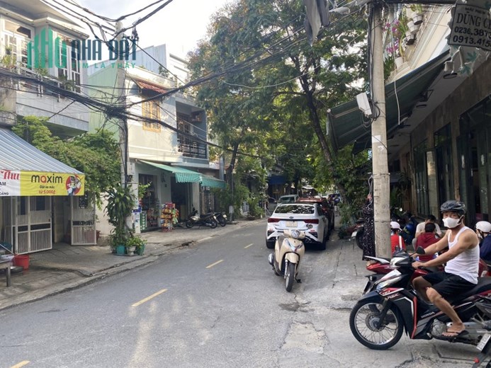 Bán gấp nhà 4 tầng MT Đinh Tiên Hoàng, Hải Châu, Đà Nẵng, khu vực sầm uất, nhà có thang máy