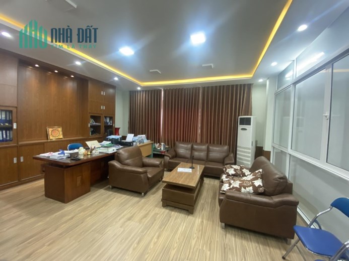 Bán gấp nhà 4 tầng MT Đinh Tiên Hoàng, Hải Châu, Đà Nẵng, khu vực sầm uất, nhà có thang máy