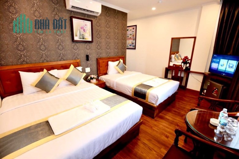 Xuất Ngoại bán Khách Sạn mặt tiền Trần Phú, 10x20 210m2 đang Kinh Doanh, Bãi Tắm Biển, Chợ Đêm 500m