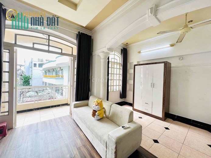 Một chiếc phòng BALCON LỚN FULL NỘI THẤT xinh xắn tại Ngã 4 Phú Nhuận