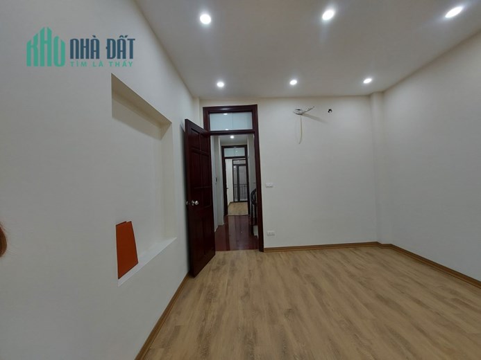 Bán nhà Minh Khai, trước nhà 3m, có tới 5pn, DT42m2, giá 4 tỷ.