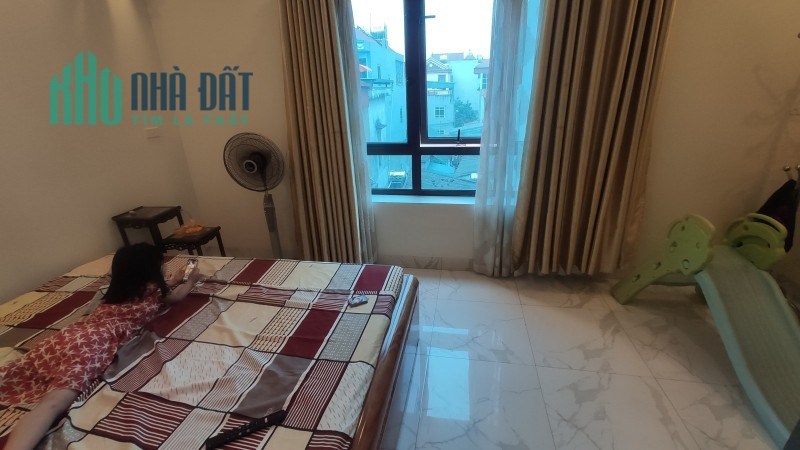 Bán nhà 5 tầng phố Đức Giang, ô tô tránh cách 20m, DT 50m2, MT 5m, giá hơn 5 tỷ