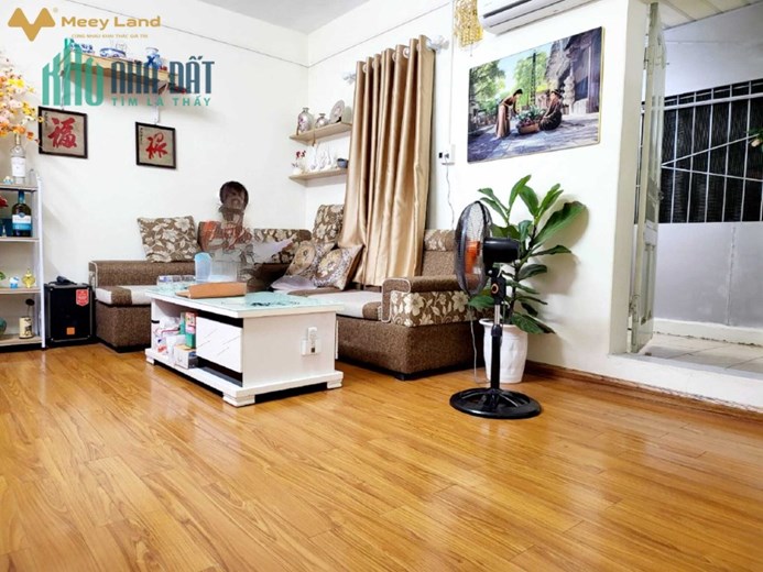 Bán gấp CH tập thể Phố Quỳnh Mai giá 1.65 tỷ, 62m2, cải tạo đẹp