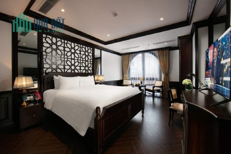 BÁN KHÁCH SẠN PHỐ TÂY HOÀN KIẾM 64 PHÒNG CHO TÂY THUÊ 380m2 1 SỔ 10 TẦNG 2 HẦM ĐƯỜNG Ô TÔ 2 CHIỀU