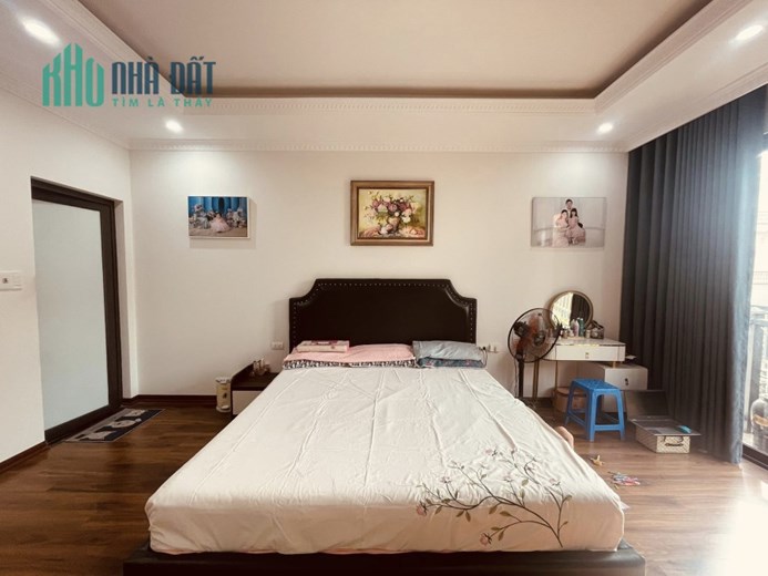Bán căn nhà 77m2 phố Nghi Tàm, Tây Hồ Ô tô dừng đỗ 6 phòng ngủ 10m ngõ Ô tô tránh 9.6 Tỷ