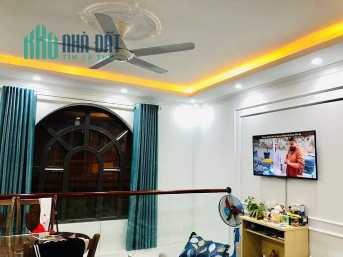 Bán căn nhà 77m2 phố Nghi Tàm, Tây Hồ Ô tô đỗ cửa 6 ngủ 10m Ô tô đua 9.9 Tỷ