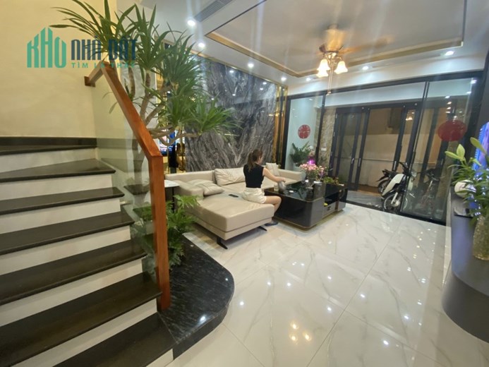 Bán căn nhà 75m2 phố Nghi Tàm, Tây Hồ Thang máy Nhập khẩu 6 phòng ngủ 10m 2 Ô tô tránh 9.5 Tỷ