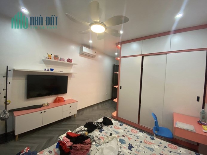 Bán ngôi nhà 77m2 phố Nghi Tàm, Tây Hồ Thang máy Nhập khẩu 6 tầng 10m Ô tô đua 9.4 Tỷ