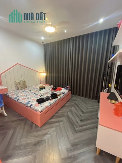 Bán căn nhà 77m2 phố Nghi Tàm, Tây Hồ Thang máy 6 ngủ 10m 2 Ô tô tránh 9.4 Tỷ