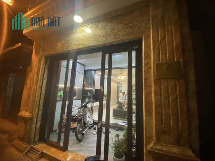 Bán nhà 77m2 phố Nghi Tàm, Tây Hồ Thang máy XỊN 6 ngủ Ô tô phi 10m 9.5 Tỷ