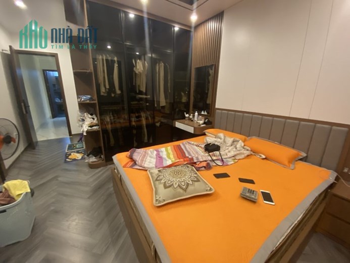 Bán căn nhà 75m2 phố Nghi Tàm, Tây Hồ Thang máy XỊN 6 phòng ngủ 10m Ô tô tránh 9.1 Tỷ