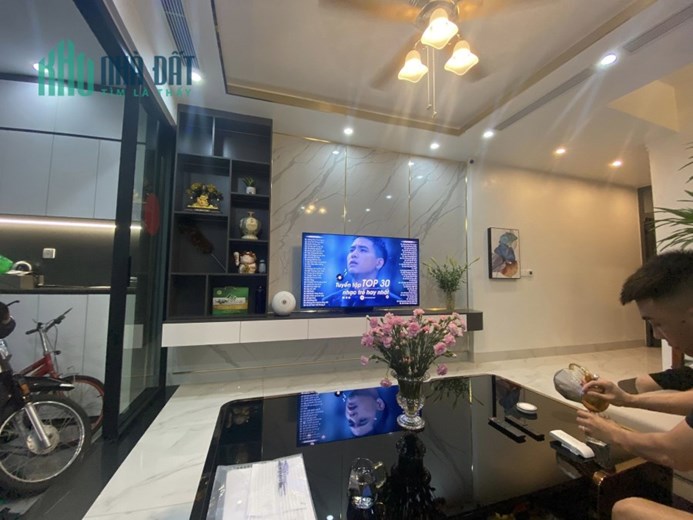 Bán nhà 79m2 phố Nghi Tàm, Tây Hồ Thang máy 6 phòng Ô tô đua 10m 9.5 Tỷ