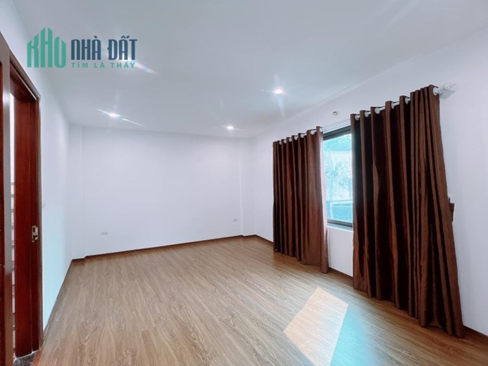 NHÀ MỚI. Phố Trần Khát Chân, Phố Huế, đầy đủ nội thất, gần mặt phố, bãi ô tô sát nhà. Diện tích