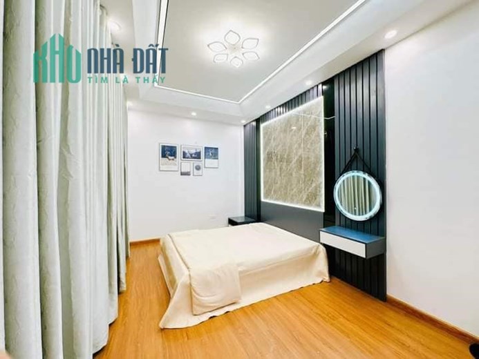 Bán nhà 72m2 x 4 tầng, ô tô đỗ, 10,6 tỷ Nguyễn Sơn, Long Biên
