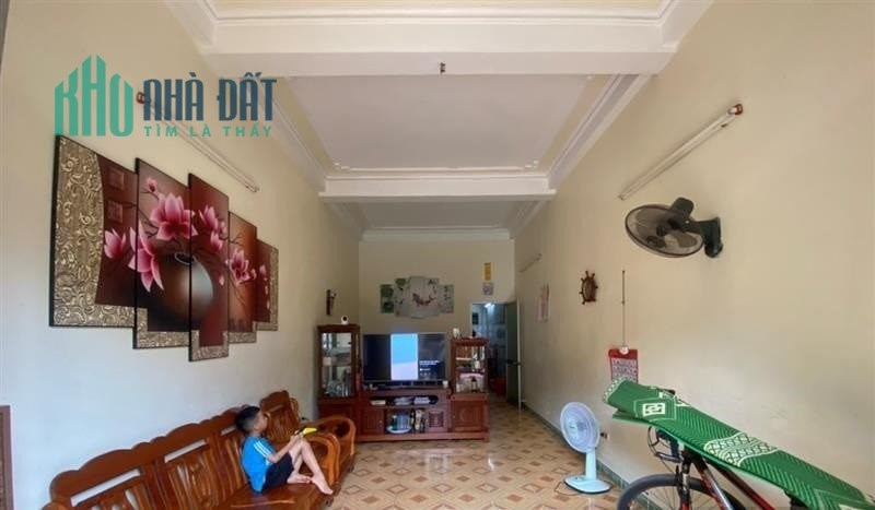 Bán nhà Xóm Trung - 193 Văn Cao, diện tích 50m - sân cổng riêng- GIÁ 2.3 tỉ
