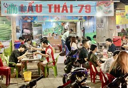 Do không có người phụ làm, nên đứa nhờ sang quán và mặt bằng